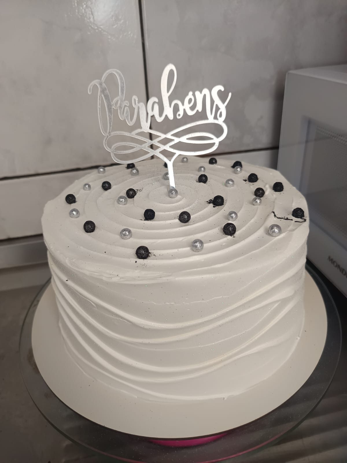 Bolo branco elegante decorado pela Doce Agrado