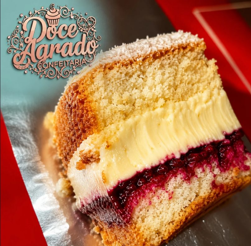 Fatia de bolo dois amores com geleia de frutas vermelhas